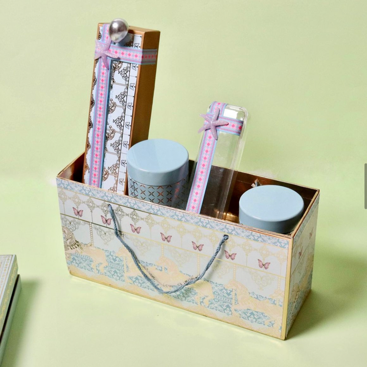 baby announcement hampers