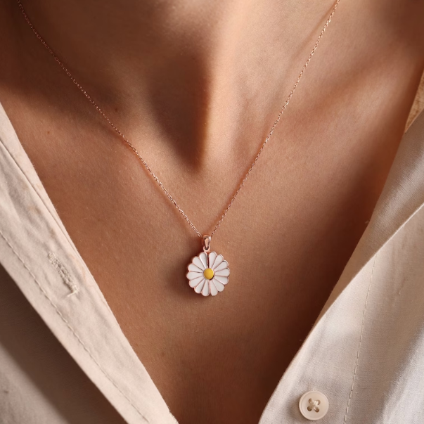 Blooming daisy necklace